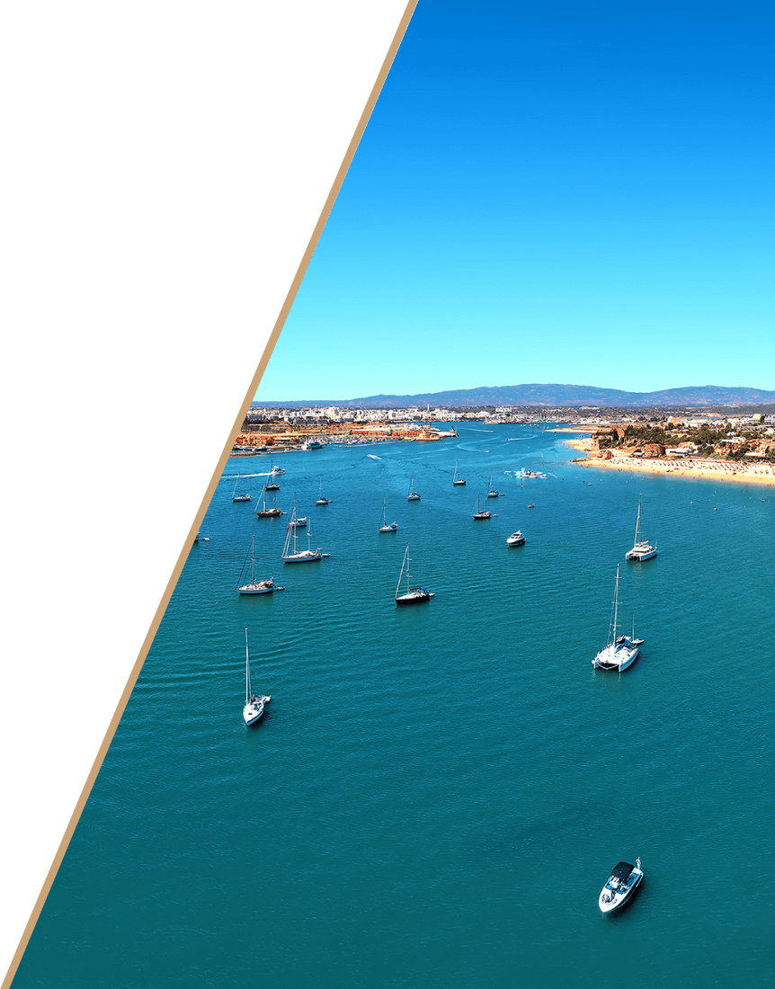 Vista do mar de Ferragudo com vários barcos